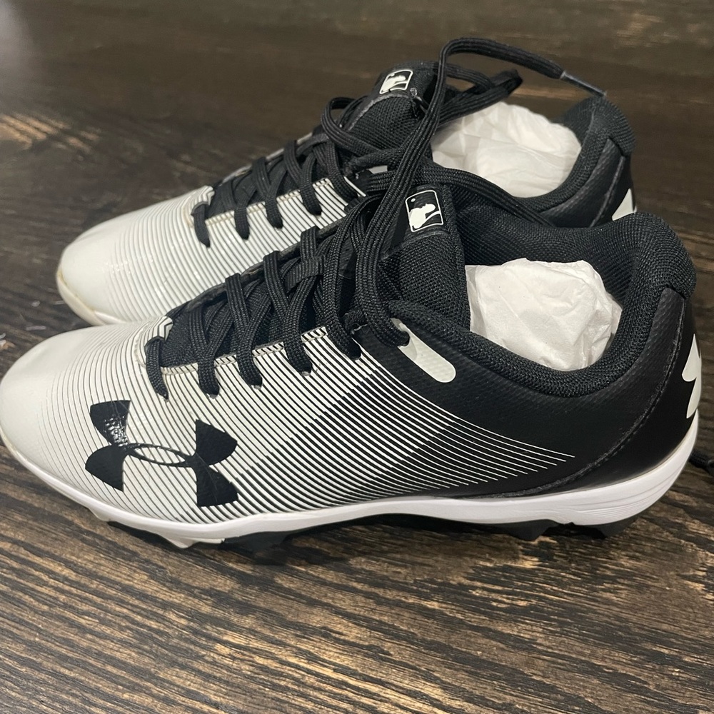 Boys Under Armour Leadoff Low Baseball Cleats, #1297316-011, White/Black, 4Y